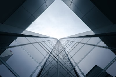 穿透日内噪声:科技资产估值锚的物理学重构