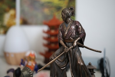 在无限的带宽中,谁在秘密继承我们不完美的肉身?