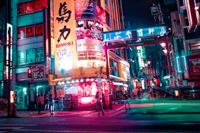 别让那串看不见的代码,活成了你的“太上皇”:在算法时代抢回我们的大脑控制权