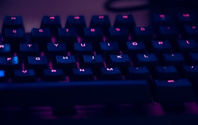 “全栈”已死,单兵当立:AI如何把平庸的程序员变成时代的燃料