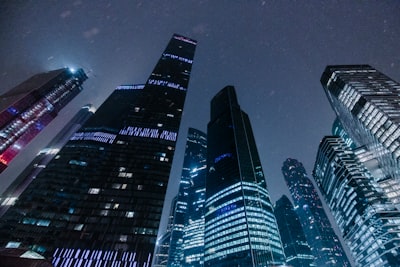 薅“神仙”的羊毛:我们在赛博垃圾场里,偷了云端永生者的脑子